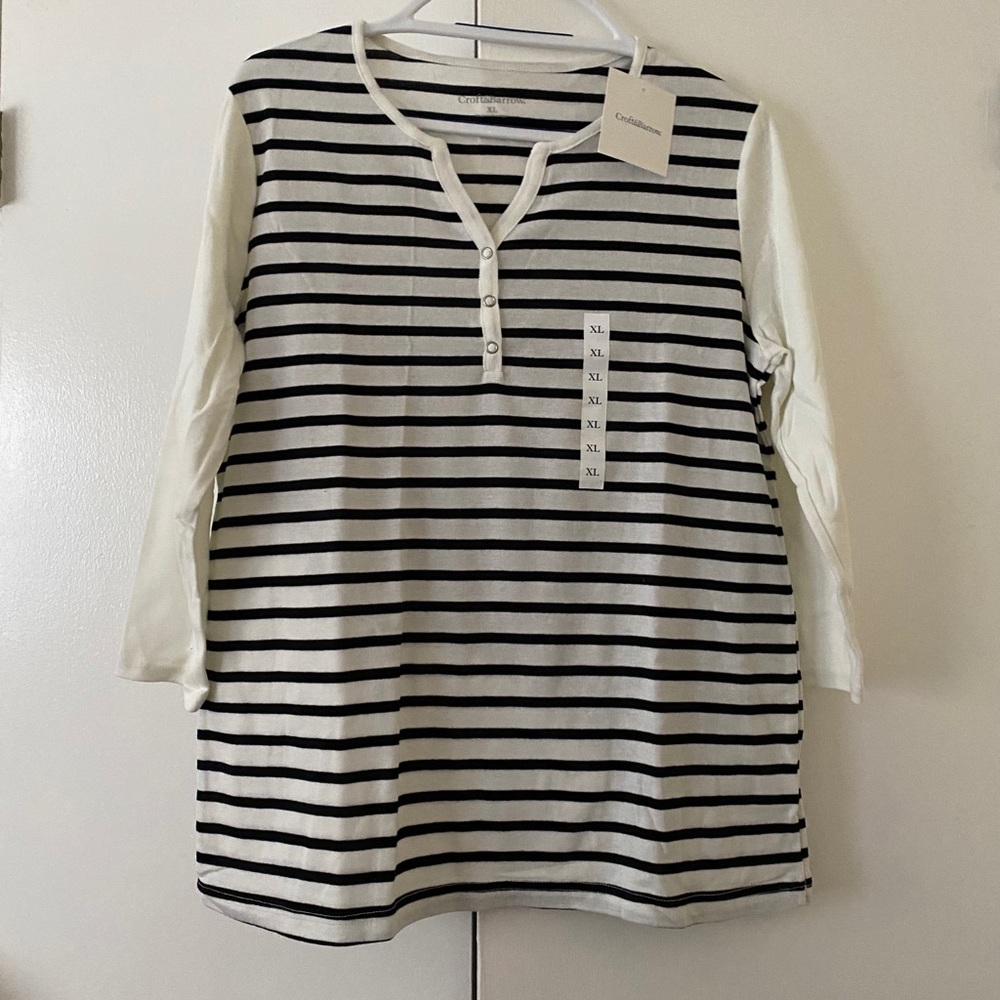Croft&Barrow white and black long sleeve t-shirt